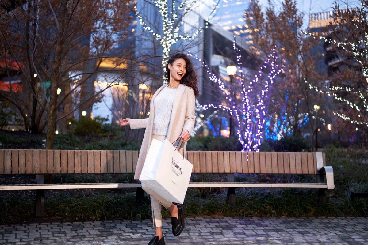 KiplingGlobal's tweet image. Add your brightness to the city lights. Glow with with Kipling. #LiveLight #KiplingLiveLight #Kipling #Gift bit.ly/36mz07u