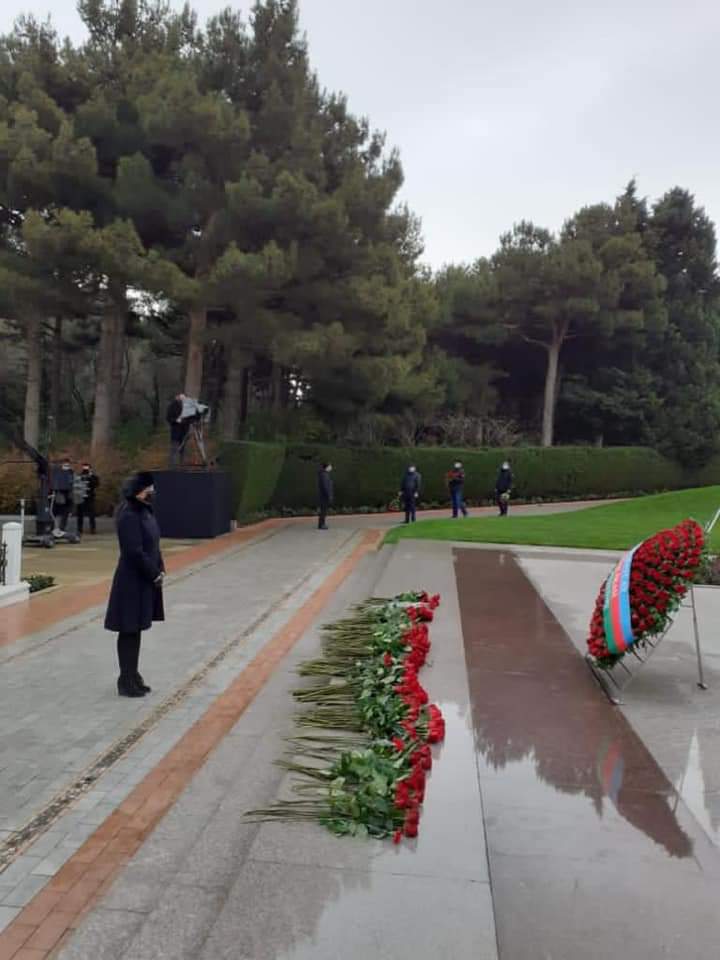 ombudsman_az's tweet photo. Azərbaycan Respublikasının İnsan Hüquqları üzrə Müvəkkili Səbinə Əliyeva və Aparatın əməkdaşları xalqımızın Ümummilli lideri Heydər Əliyevin məzarını ziyarət ediblər.
#Ombudsman #UluÖndər #HeydərƏliyev #17il https://t.co/Eg3emnUTUG