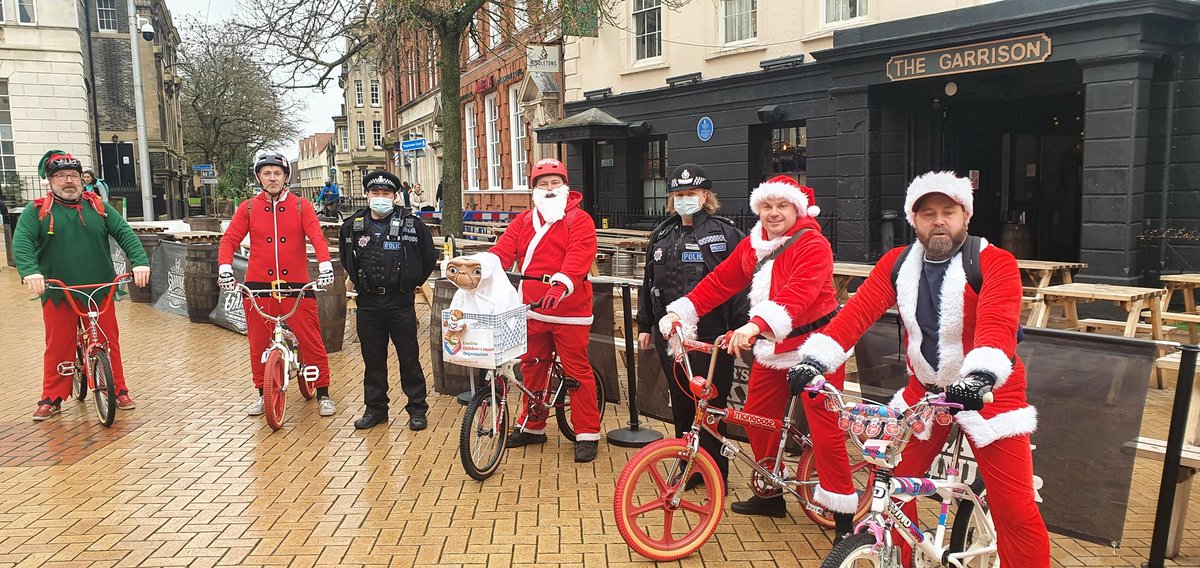 Out and about with our new Community Police Sergeant David Woods in @ChelmsfordCPT today & came across some Fab Santas 🎅 on bikes!   #solosantacruise . @BBCEssex @EssexPoliceUK @RadioEssex @shopthemeadows