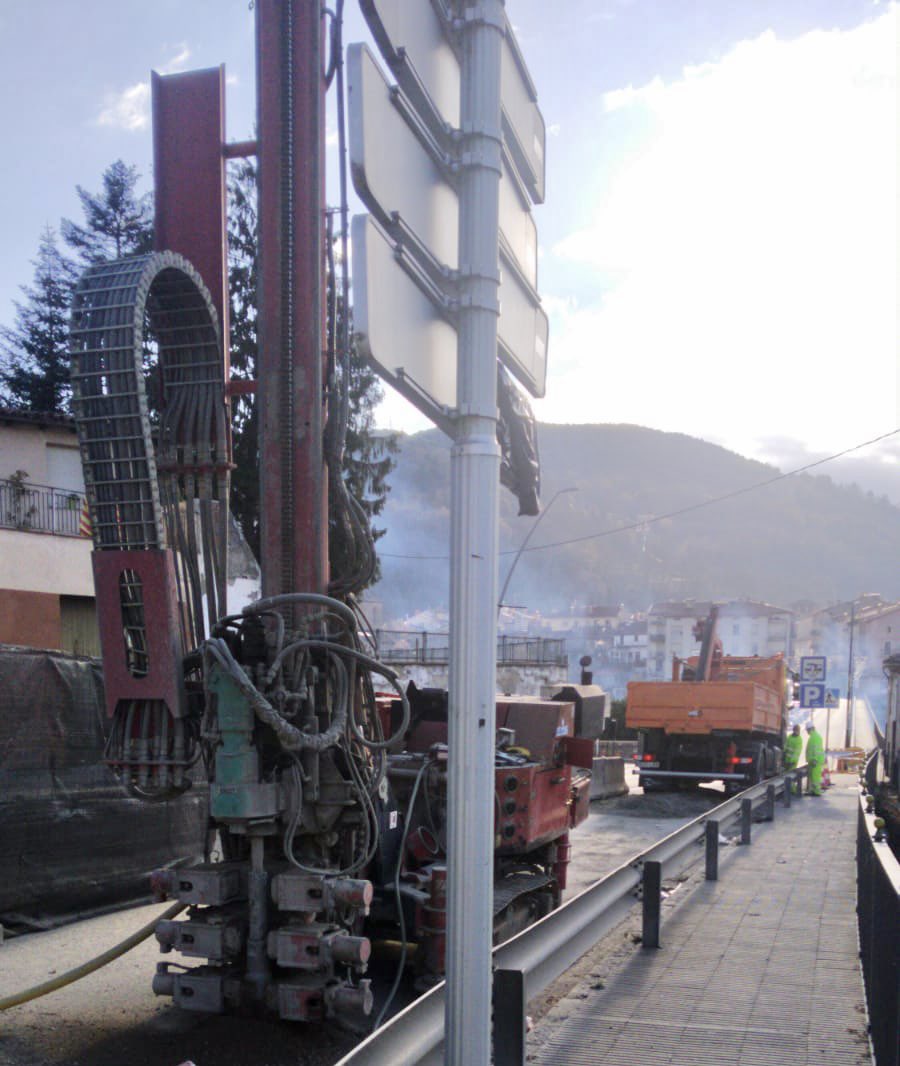 Perfo_Roca's tweet photo. Obra d’emergència reparació carretera nacional N-260. #perforoca #estabilizaciones #estabilitzacions #estabilizaciondesuelos #cimentaciones #cimentacions #micropilotes #micropilots #estabilizaciondetaludes #xarxaviaria   #obracivil #mallazo #bulones #pantallas https://t.co/Q0RXorLb8i