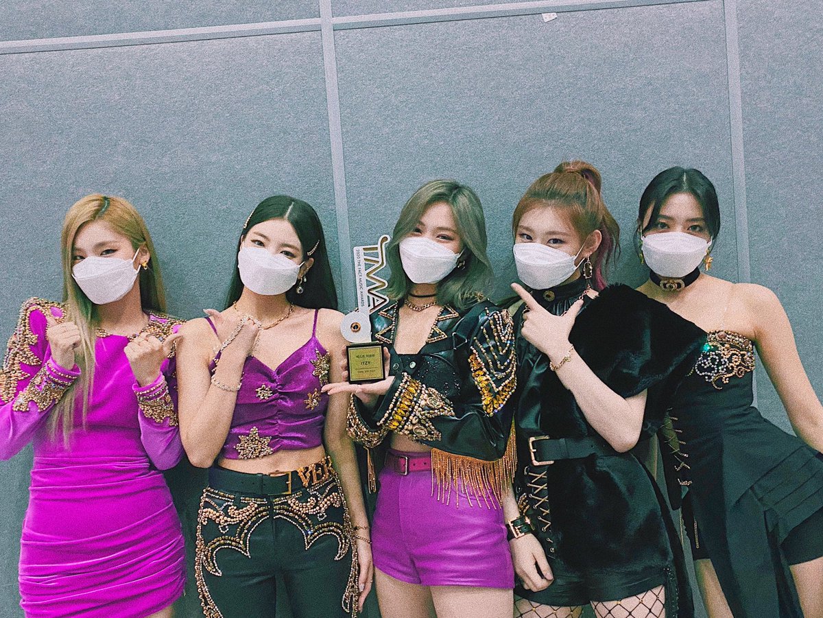 ITZYofficial's tweet photo. 🎉THE FACT MUSIC AWARDS🎉

🏆Best Performer Prize

A lovely day with MIDZY’s love and support✌️✌️ 
Thank you for making ITZY's year-end so warm🙏
There's NOBODY LIKE U, MIDZY🥰

#ITZY #있지 @ITZYofficial
#MIDZY #믿지
#NotShy 
#ITZY_NotShy
#더팩트뮤직어워즈 #TMA https://t.co/JVet1P1LVl