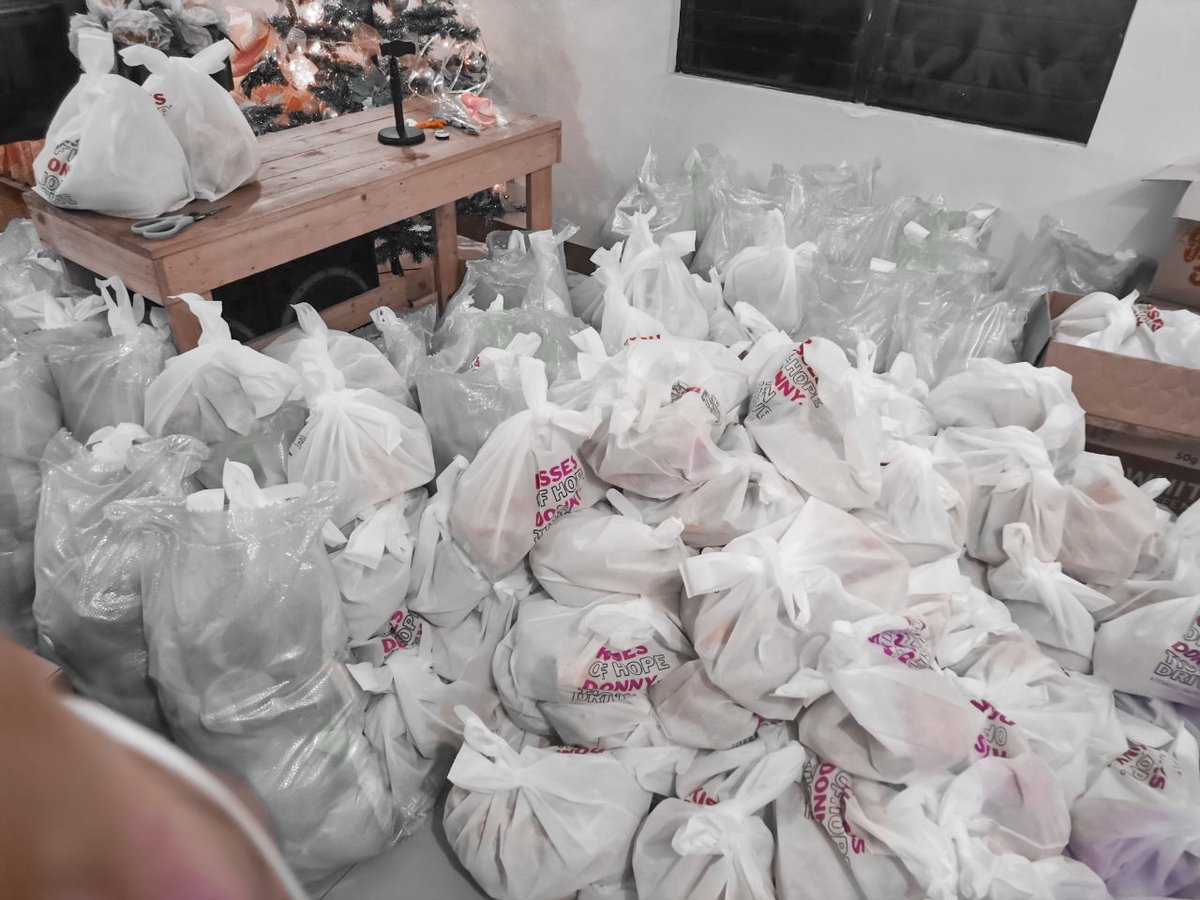 dktrendsofc's tweet photo. Hello, #DonKiss and #DonKissFam! 

For the last wave of our KISSESofHope DONNYtionDrive, we've personally given 300 relief packs with blankets, face masks, face shields, and clothes to the residents of Guinobatan, Albay. 

Thank you for making all of this possible. 💖 https://t.co/vjDS17E84D