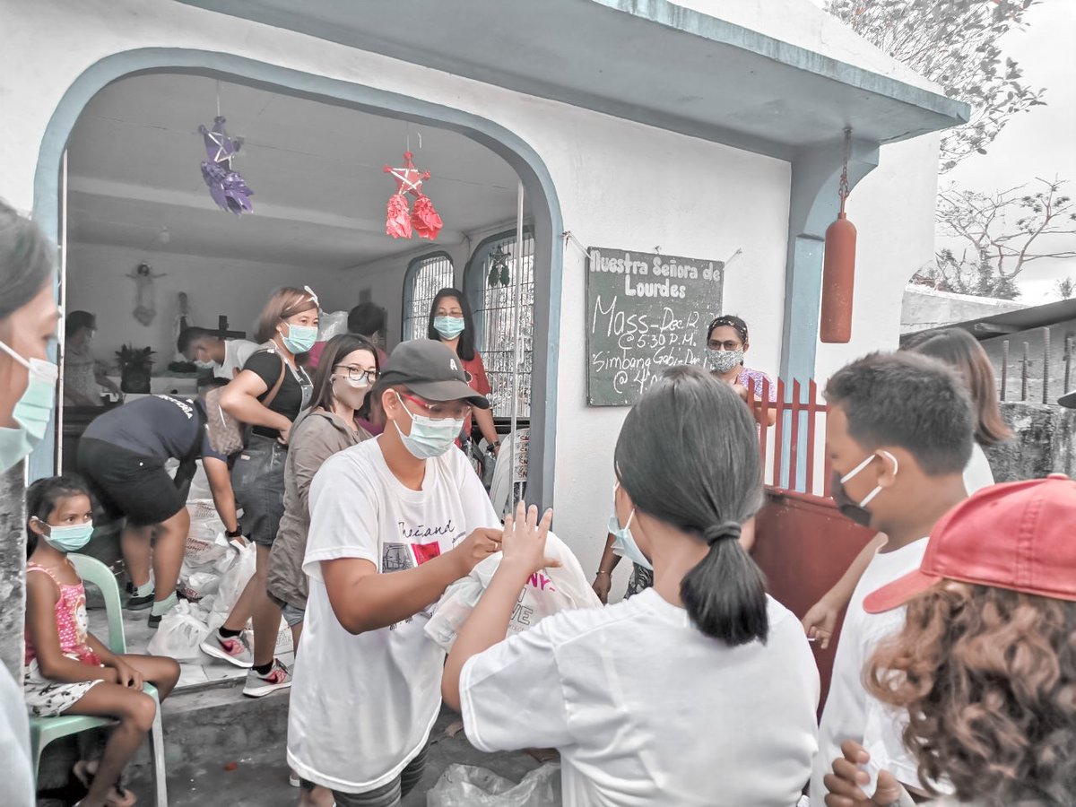 dktrendsofc's tweet photo. Hello, #DonKiss and #DonKissFam! 

For the last wave of our KISSESofHope DONNYtionDrive, we've personally given 300 relief packs with blankets, face masks, face shields, and clothes to the residents of Guinobatan, Albay. 

Thank you for making all of this possible. 💖 https://t.co/vjDS17E84D