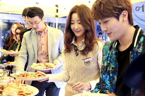 2015 MBC’s Drama ‘Angry Mom’. Kim HeeSun with one of JJCC members❤. ©sbsfune[.]sbs[.]co[.]kr | donga[.]com #김희선 #앵그리맘