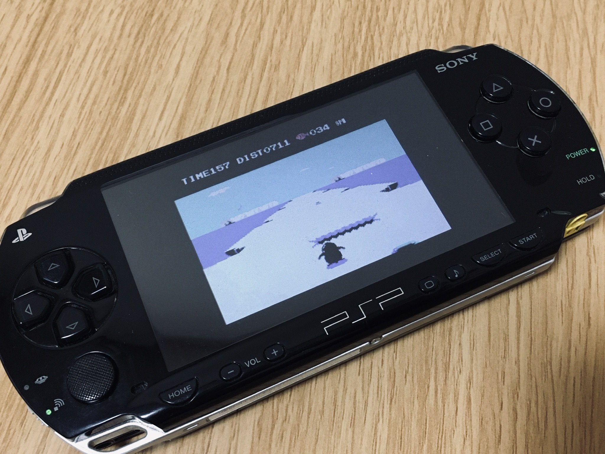 兵隊 ノーマッドにはps3が置いてあるので一応リモートプレイで遊んでいるという見方も オタコンはps1を持っていたのでソフトもそこから ただケーブルの類が繋がっていないのでpsp独自で起動しているんでしょうね サニーは天才なのでエミュレーターと