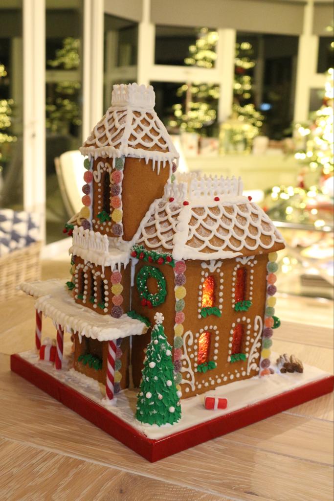whitecrossnspa's tweet photo. Fabulous gingerbread house is such a lovely prize. Made by a parent who has made many for the xmas bakesale over the years. No bakesale this year but lovely to keep the tradition of the gingerbread house. Xmas rsffle tickets at https://t.co/PetovLnp3O https://t.co/kvooVxdfn1