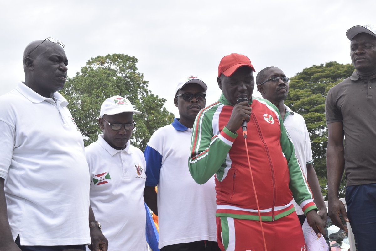 Gitega's tweet photo. Les organisations de la société civile, les parties politiques et la population de la region Centre-Est du pays se sont rassemblé au chef-lieu de @Gitega dans une marche manif pour remercier le Conseil d Sécurité de l'@ONU_fr d'avoir retiré le #Burundi de son agenda politique. https://t.co/9RGKjbFtPP