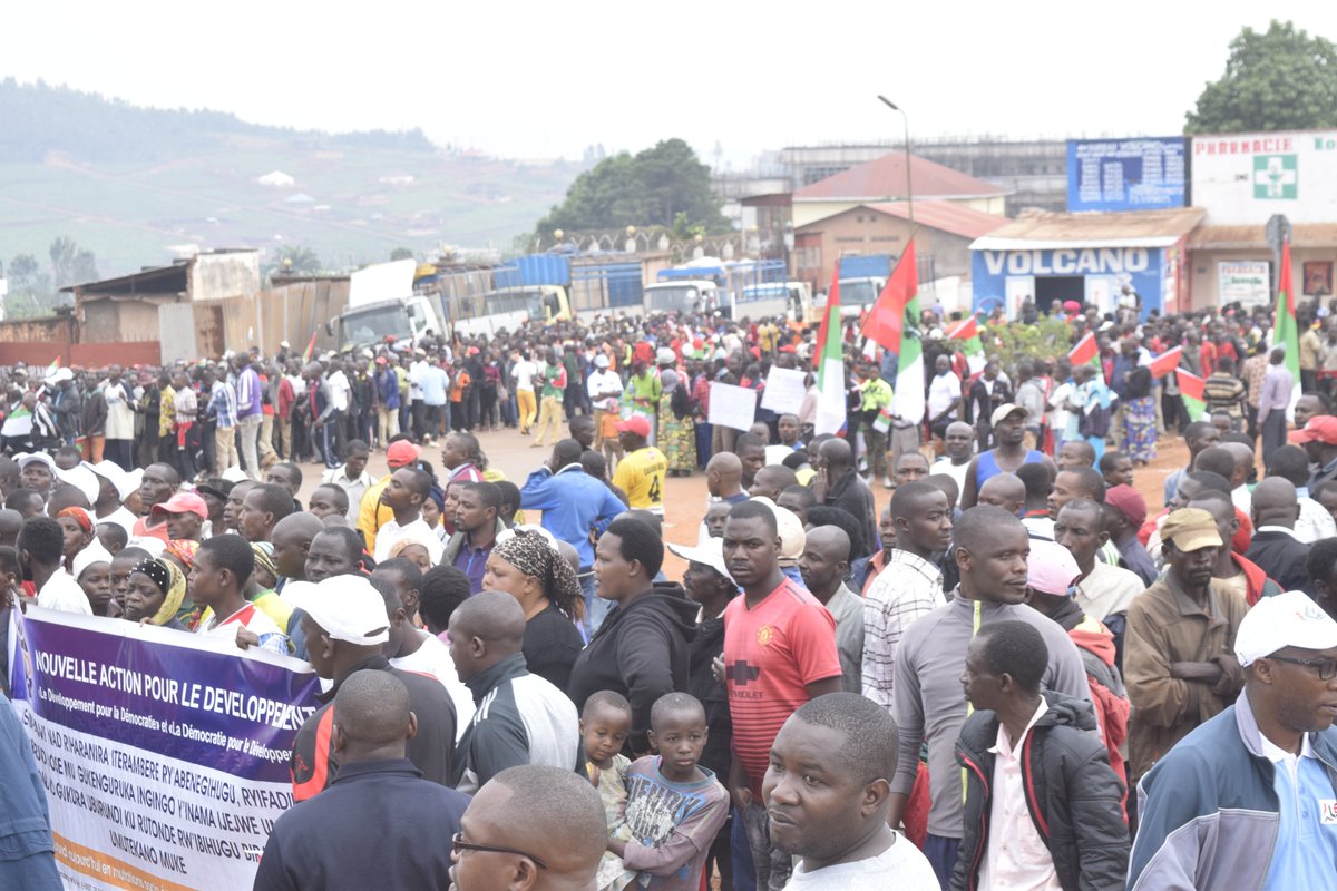 Gitega's tweet photo. Les organisations de la société civile, les parties politiques et la population de la region Centre-Est du pays se sont rassemblé au chef-lieu de @Gitega dans une marche manif pour remercier le Conseil d Sécurité de l'@ONU_fr d'avoir retiré le #Burundi de son agenda politique. https://t.co/9RGKjbFtPP