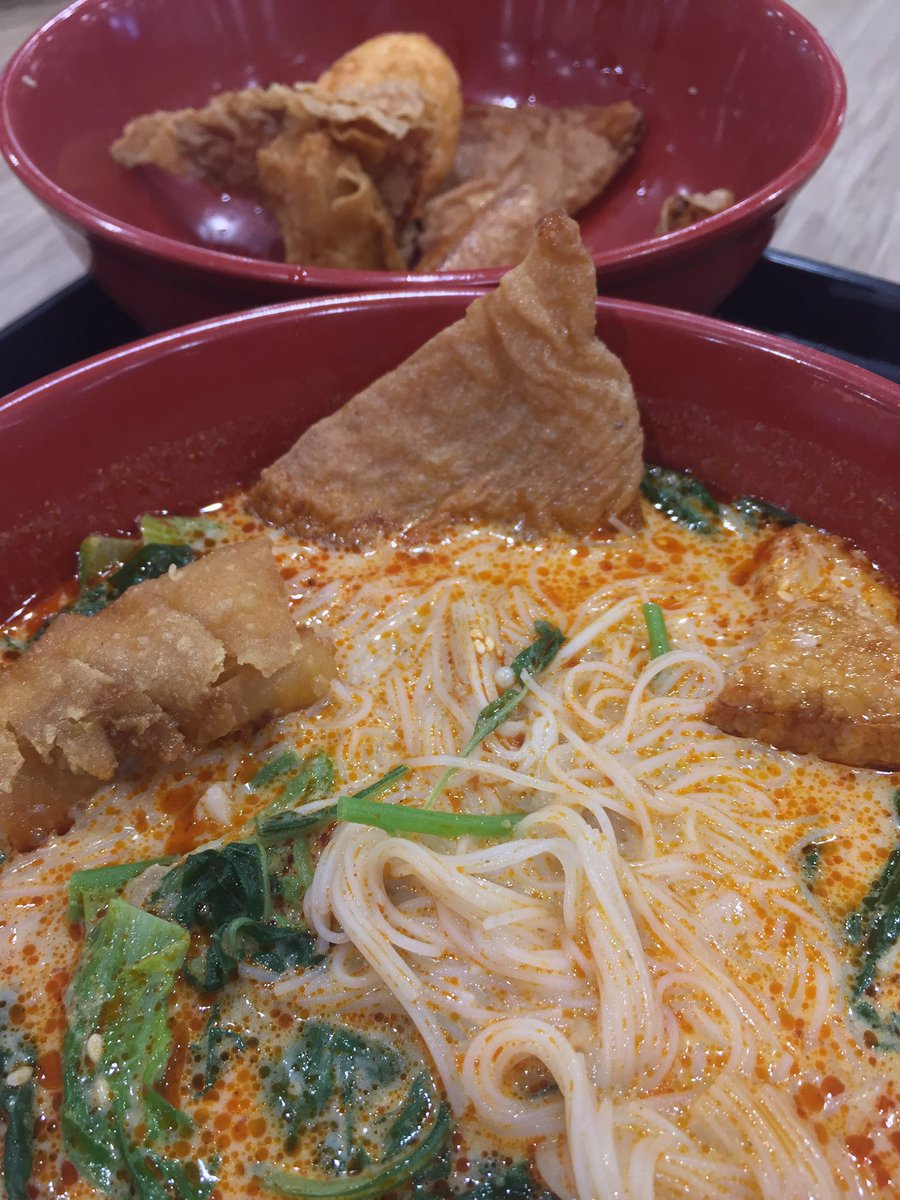 Had lunch with  @abcdawn (laksa YTF is the best), before visiting  @markinore!