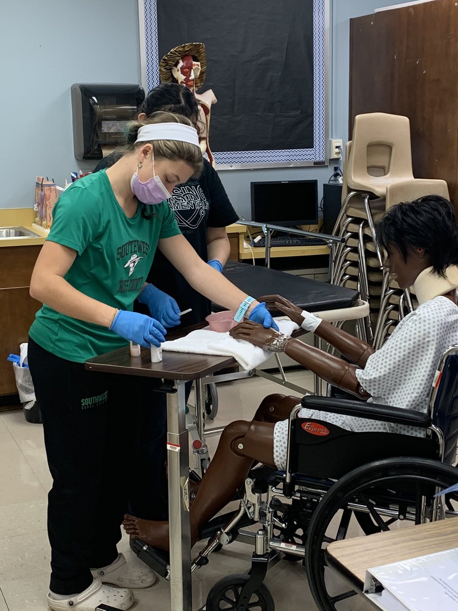 SWGHSmedcareers's tweet photo. Working hard on those clinical hours in the lab this week. These students are awesome!!@SWGHSmedcareers @SouthWestGHS @GCS_CTE https://t.co/2EiJhzrXBW