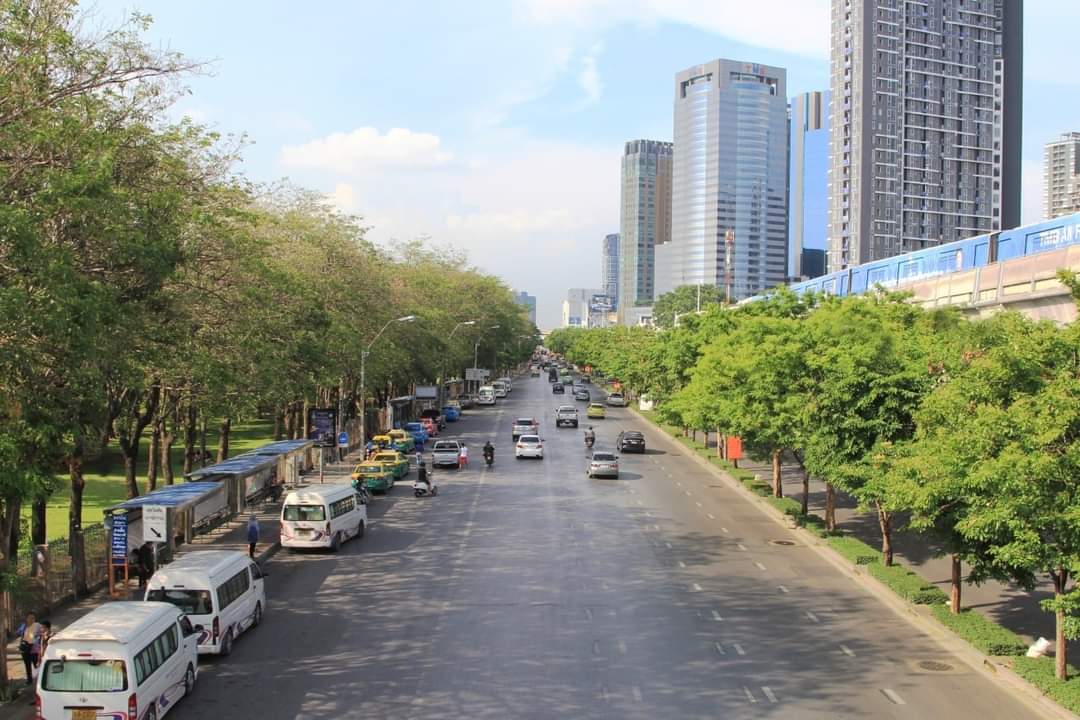 suebsak1's tweet photo. กรุงเทพฯ หลังนำสายไฟฟ้าลงดินแล้ว 48.6 กม. และกำลังอยู่ระหว่างนำลงอีก 167 กม.  

ภาพ : การไฟฟ้านครหลวง https://t.co/Vh1qST9xmK