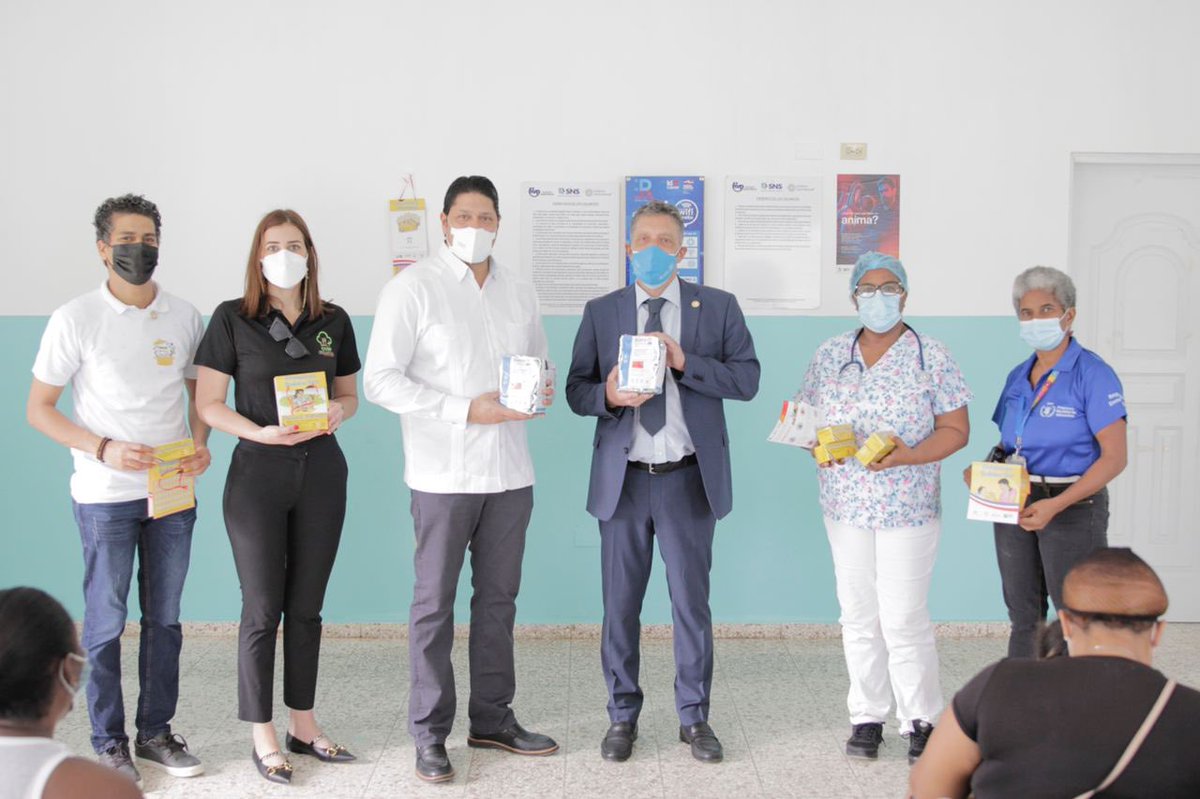 SuperateRDO's tweet photo. El subdirector general @SelimanJulio y Romain Sirois, representante del @wfp_es en el país, visitan la comunidad de Los Tanquecitos, Boca Chica, para hacer entrega de #ChispitasSolidarias y #Progresina en el Centro de Primer Nivel de Atención Primaria. https://t.co/OMWuZOeEw9