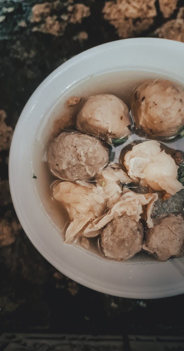 wiranagara's tweet image. Dibanding pelukanmu, bakso jauh lebih paham cara menghangatkan..