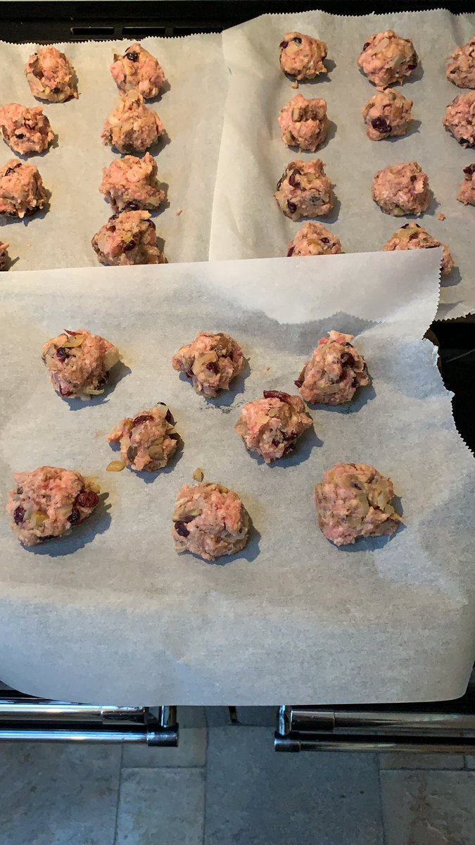 squeasy_louise's tweet photo. My kitchen smells of cranberries & port - it must be getting closer ! ๐thanks to #petchbutchers in Great Ayton for the fabulous sausage meat #christmasfoodprep #Christmas #homemadestuffing https://t.co/BmKXzjnCLm