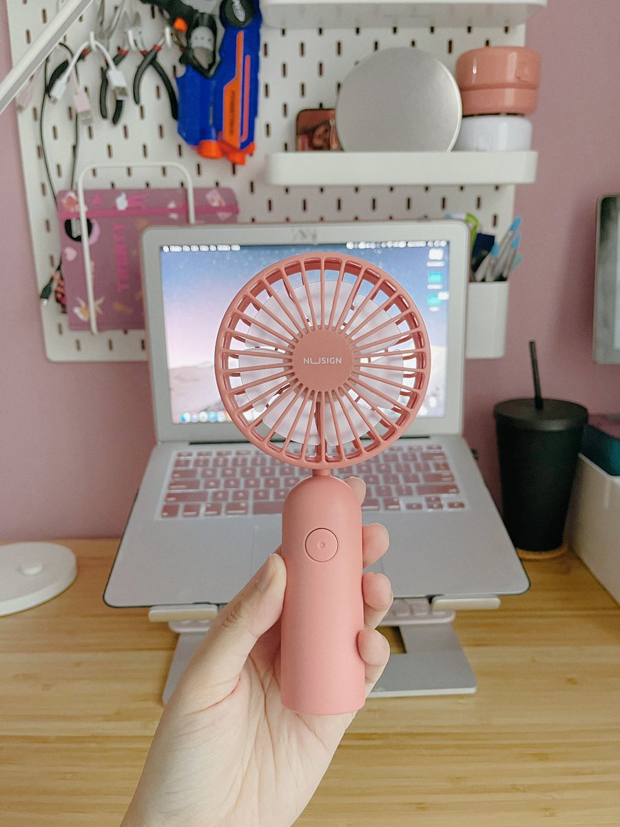 The pink one pun so kiut One of the reason i love this, boleh buat asl handheld or you can place it on the base.Easy charging with USB and adjustable blowing angle The pink one boleh beli sini https://shp.ee/aduhzw5&nbsp;