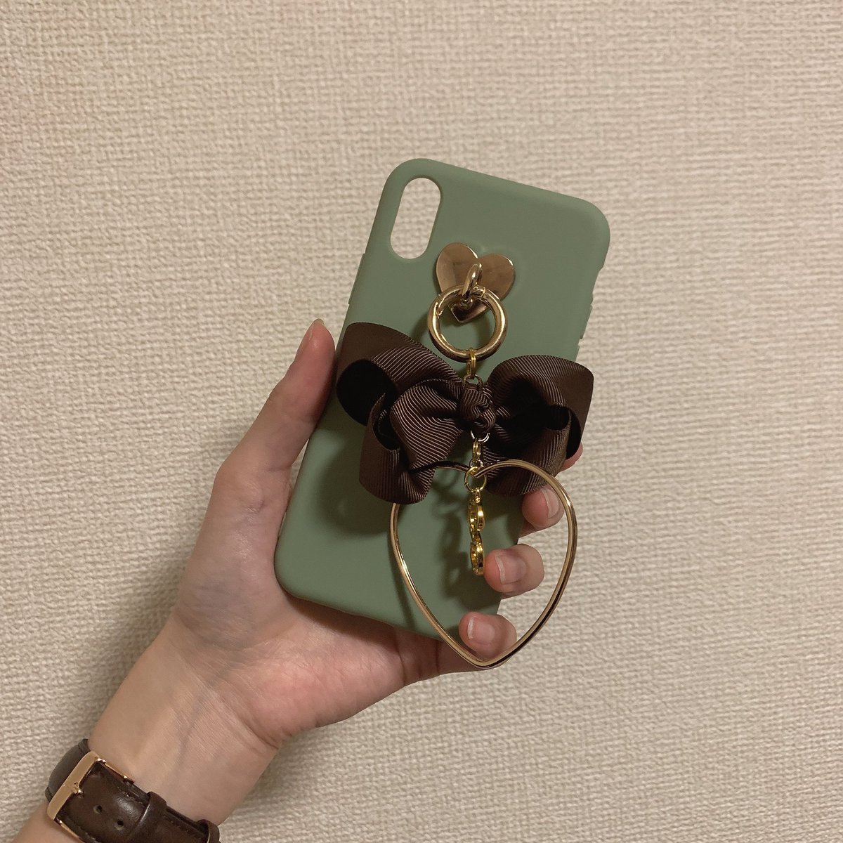 cosme7ob's tweet photo. 今年もすてきな贈り物ウレシイ🥺♡
カジュアルな服ばっかだもん、ケースくらい可愛くてもいいよね

CHRISTMAS SALE  開催中！ MAX50%OFF！
12/12  19:00〜12/20  23:59まで！
詳しくは@alamain2018 のプロフィール欄公式サイト、公式インスタグラムをチェック🤳🏻

#alamain  #アラメイン #ハンドメイド https://t.co/NxnO9rZmlN
