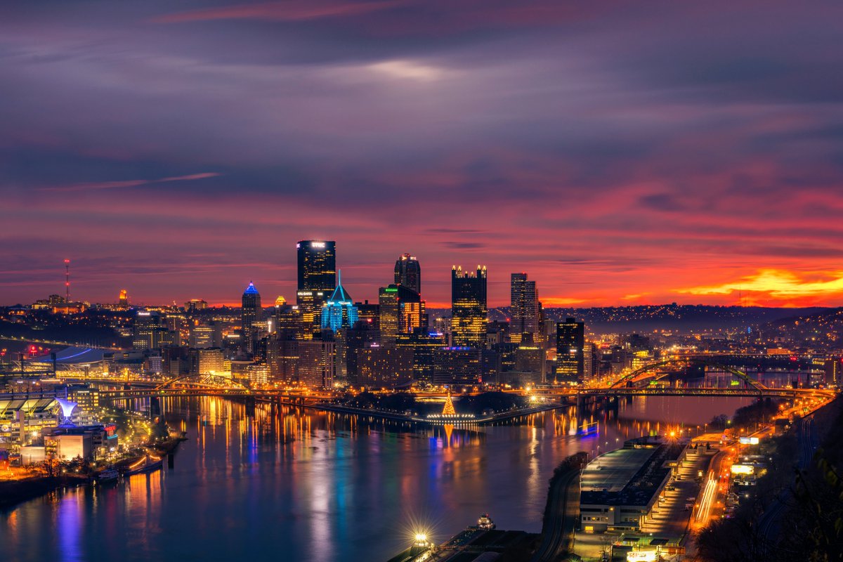 DaveDiCello's tweet image. For a few minutes this morning, I thought we were in for an epic sunrise in #Pittsburgh. However as quickly as the color appeared, it began to fade, but not before creating some incredible scenes. I captured this view at the peak of the color, with pink clouds filling the sky.