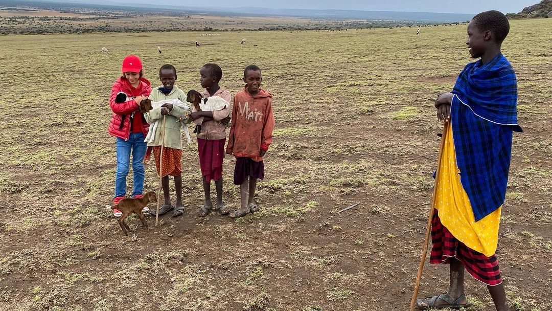 ArthurADMonde's tweet photo. Arthur en Tanzanie. Arthur, les enfants masaï et les chèvres. Le safari d’Arthur en Tanzanie avec Tanganyika Expéditions bientôt sur sa chaîne YouTube “ArthurAutourDuMonde”.#Arthur #tanzanie #tanzania #tanganyikaexpeditions #kilimanjaro #safari #reserves #igtvchannel #photosafari https://t.co/YhAeqUJEr0