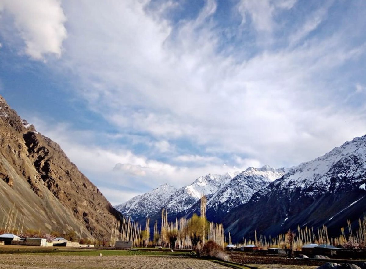 Mountains are the beginning and the end of natural scenary.
#InternationalMountainDay 
#yasinvalley