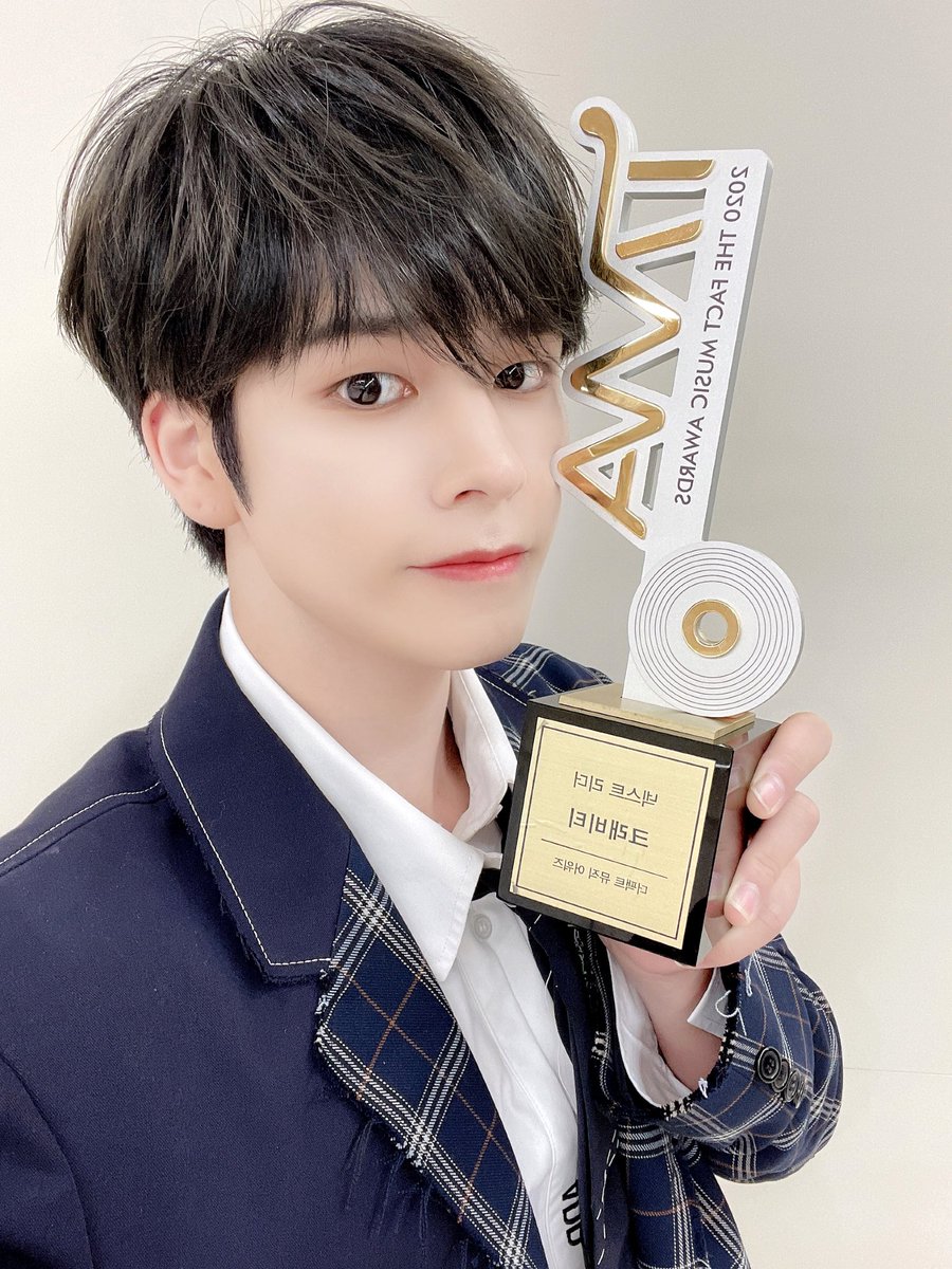 CRAVITY_twt's tweet photo. 러비티 항상 너무 고마워요ㅜㅜ
이 상을 받게 해주신 러비티분들을
위해 항상 열심히 하겠습니다!!사랑해요❤️
#크래비티 #세림 #TMA #더팩트 #더팩트뮤직어워즈 #셂모함 #교복 https://t.co/TOPFUcMGvd