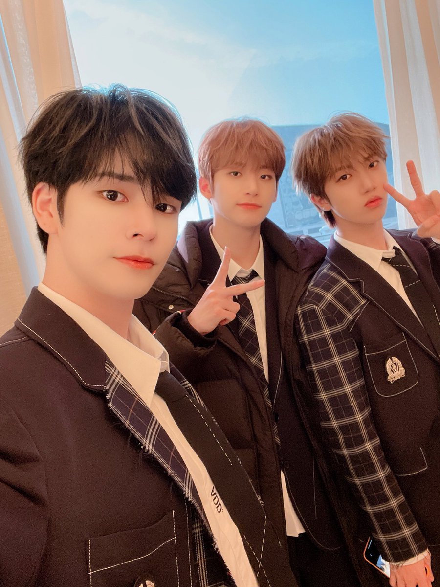 CRAVITY_twt's tweet photo. 러비티 항상 너무 고마워요ㅜㅜ
이 상을 받게 해주신 러비티분들을
위해 항상 열심히 하겠습니다!!사랑해요❤️
#크래비티 #세림 #TMA #더팩트 #더팩트뮤직어워즈 #셂모함 #교복 https://t.co/TOPFUcMGvd