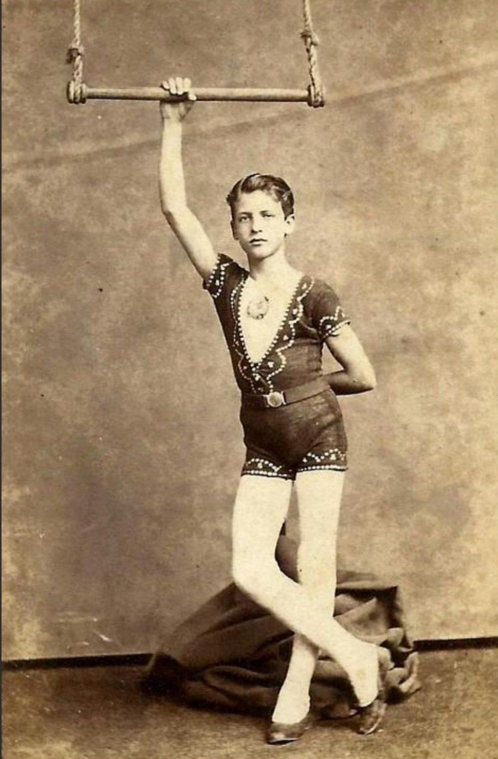 Historygirl on X: "Circus performers 1870-1910 An Ariel Performance Artist,  1905 (first photo) 2) Zelda Boden 1910 who was a belly dancer and performed  with snakes at the Barum and Bailey Circus