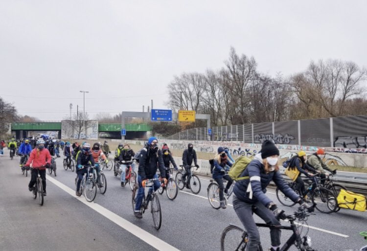Heute haben <a href="/fff_hamburg/">Fridays for Future Hamburg ⚓️</a>,  <a href="/Ende_GelaendeHH/">Ende Gelände Hamburg</a>, <a href="/xrebellion_hh/">Extinction Rebellion Hamburg</a>, <a href="/bund_hh/">BUND Hamburg</a> und viele mehr, mit einer Fahrraddemo ein deutliches Zeichen für eine nachhaltige Verkehrswende gesetzt und gezeigt das wir keine weiteren Autobahnen brauchen! 💚🚲🌍#FightFor1Point5 #Verkehrswende #keinea49