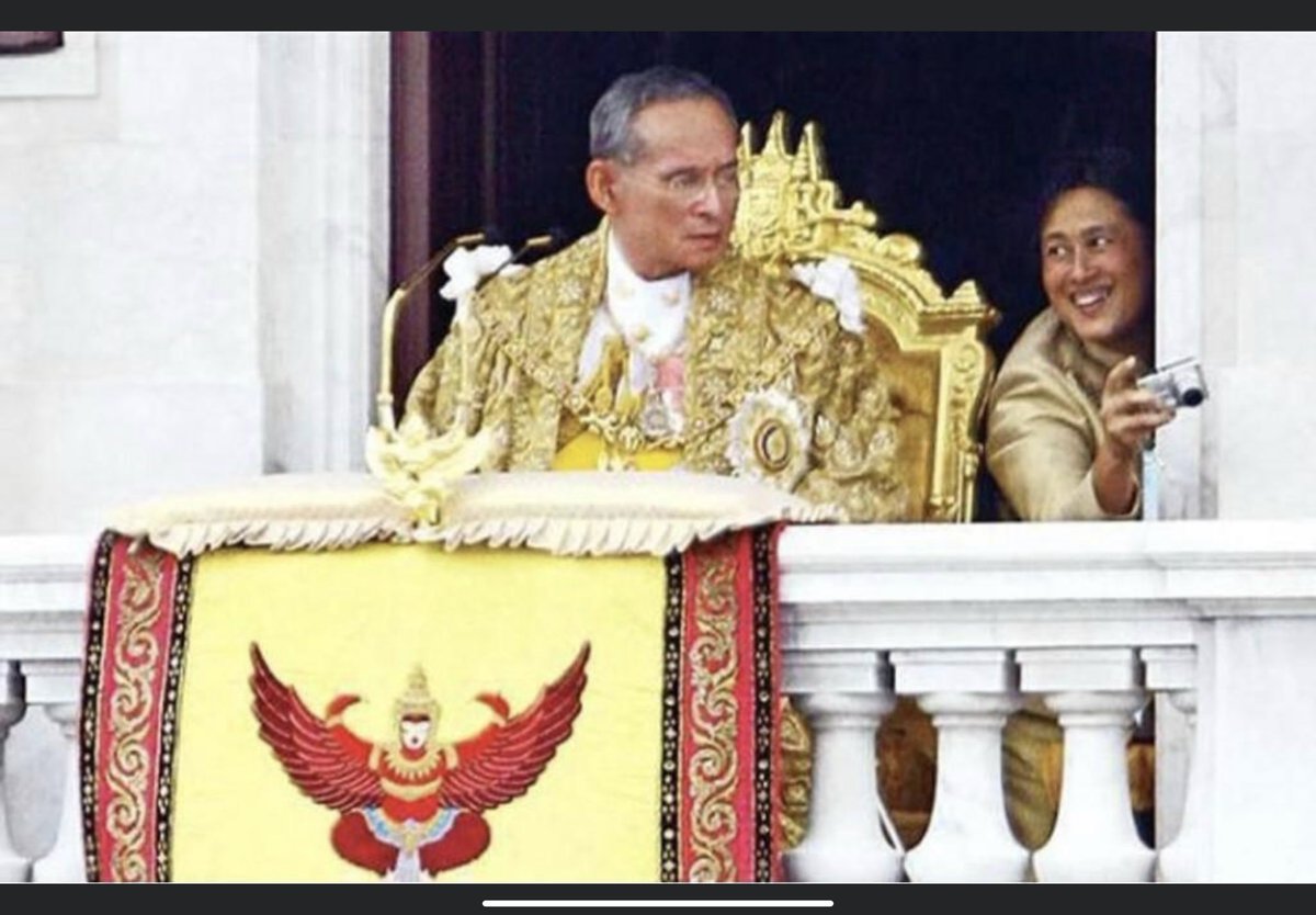 ChamnanJ's tweet photo. พระเทพฯเคยทรงตรัสเกี่ยวกับภาพนี้ว่า...
ในหลวงทรงตำหนิที่พระองค์ทำตัวเหมือนเด็ก

 ณ ตอนนั้นในหลวงทรงตรัสอะไรกับพระองค์?

พระเทพทรงตรัสด้วยรอยยิ้มประมาณว่า
" พ่อดุเรา...บอกให้เราไปถ่ายที่อื่น 
ให้เราสำรวมและให้ไปบอกคนข้างหลังให้เงียบๆด้วย " https://t.co/fJgtyffw6D