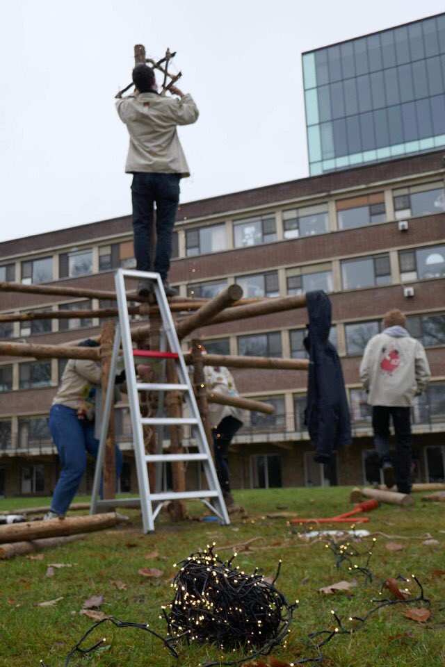 revaPellenberg's tweet photo. @ScoutsLubbeek bouwt mooie constructie (coronaproof!) op grasveld @revaPellenberg waarvan patiënten kunnen genieten vanuit hun ziekenhuiskamer. Wat zou het worden?🤔🙂 https://t.co/6BWm4MKBUU