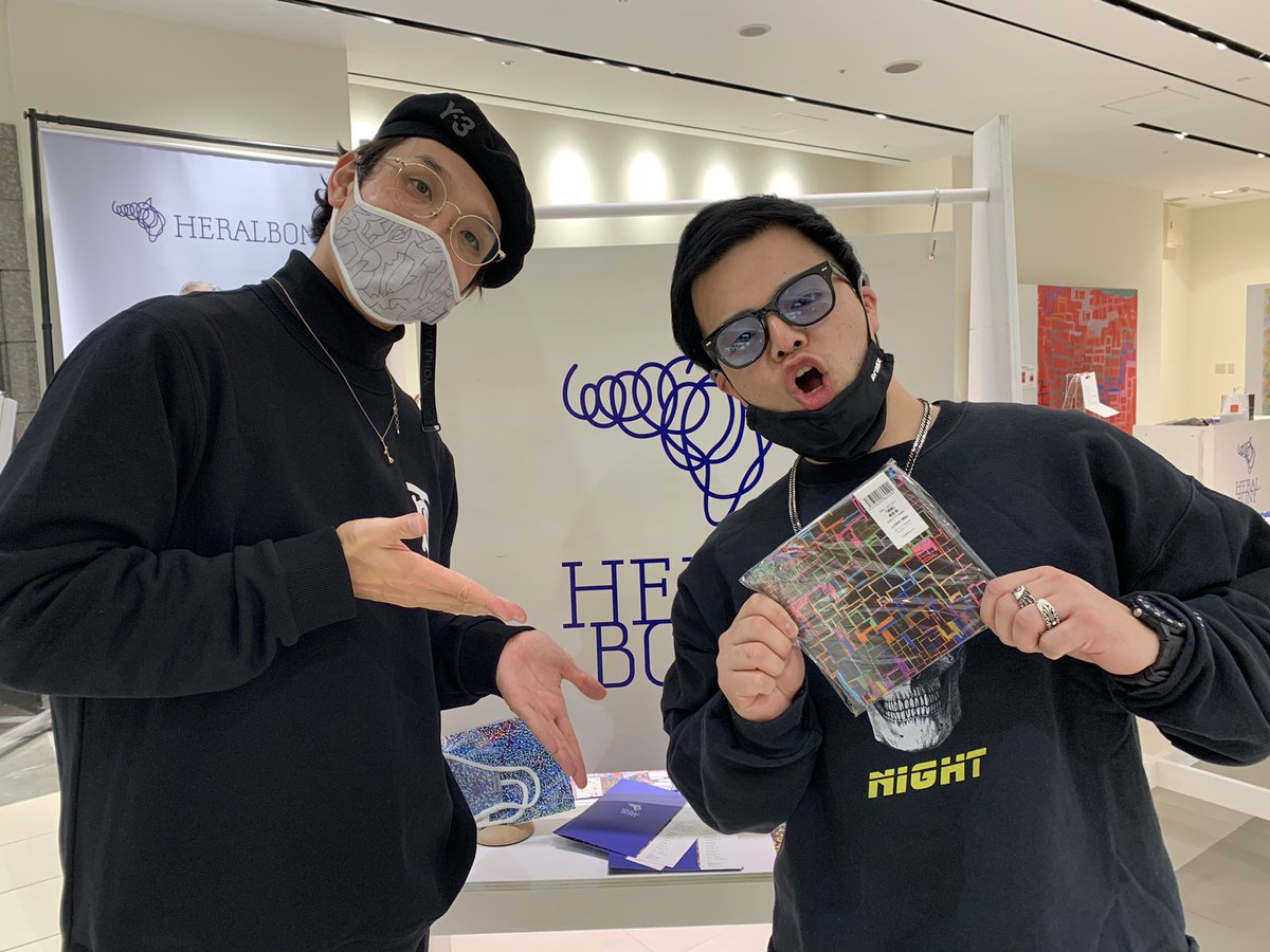 MC_GOOOOO's tweet photo. @JIN_UDEJAPANにサプライズ再会！神戸のお土産を渡したら喜んでくれたー！お手伝いお疲れ様でしたー！一緒に連れた妻に友達と会うとしか伝えてなかったからJINさんやと分かってめっちゃびっくりしてて笑ったw 素敵なデザインのエコバッグあったから買った〜😎🤙
#ヘラルボニー  #渋谷 #SIGNDREAM https://t.co/yYukRzx0Ol