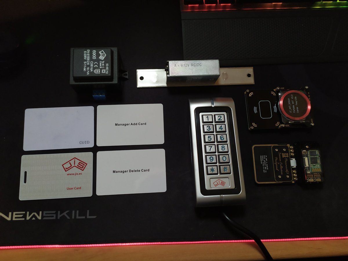 S4vitar's tweet photo. Igual mañana podría subir al canal el vídeo 'Rompiendo cerraduras con la Proxmark3', jugando con este pequeño laboratorio que nos hemos montado para divertirnos.

Pero para ello, este Tweet tendría que tener mucho apoyo... e igual no me lo pienso dos veces. https://t.co/Q8rFIEfvmA