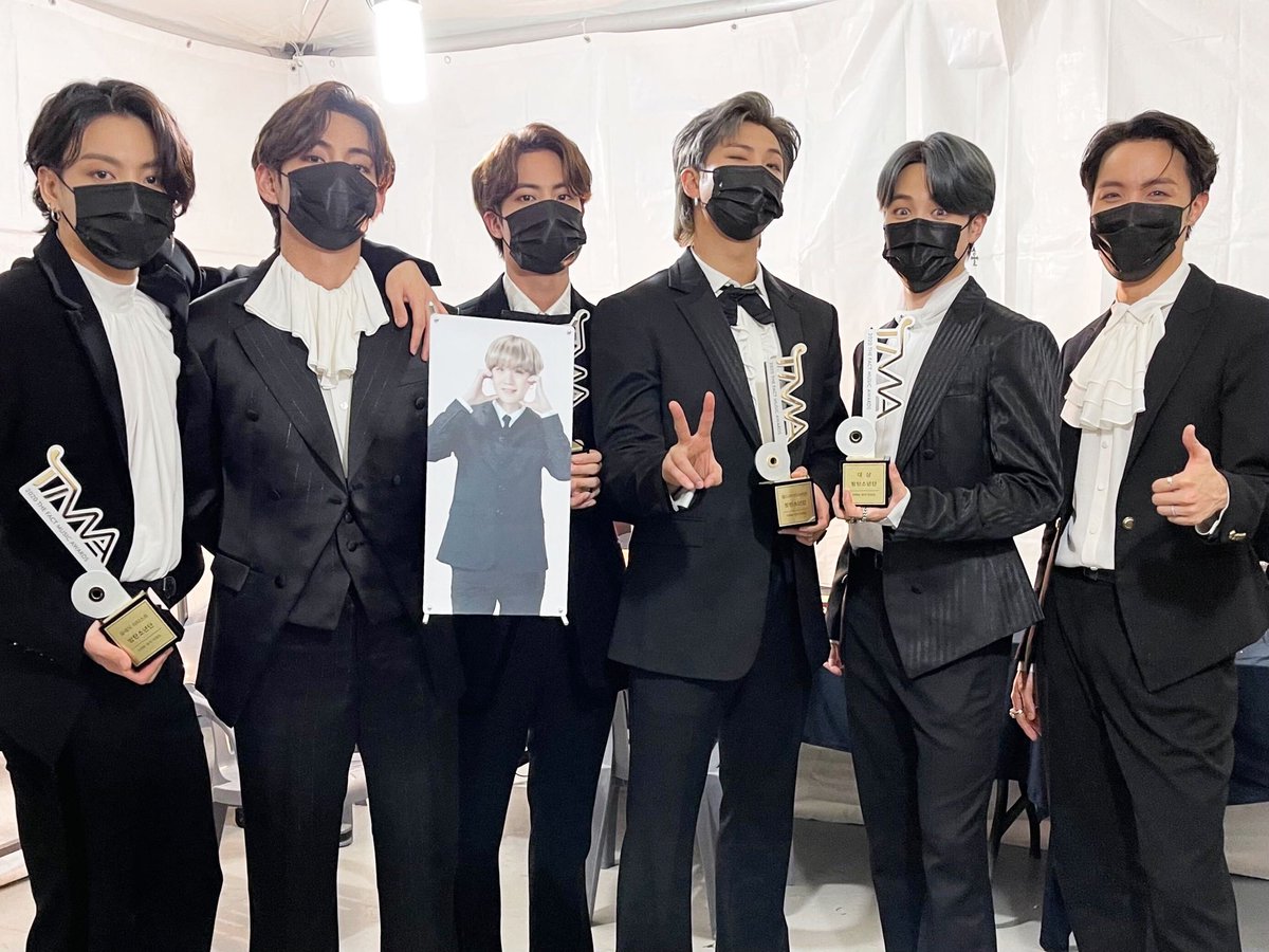 hellmoonie_twt's tweet photo. #BTSxTMA #BTSxTMA2020 #dear_namjoon #dear_BTS 

FOREVER AND EVER, MY LIFE IS ALREADY YOURS.
YOU GAVE ME ONE MORE REASON TO KEEP ALIVE.
#hellmoon0206 #joonmoon #HM https://t.co/Zqw6FslNnw