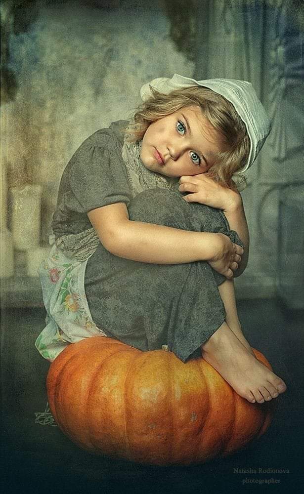 الــصــمــت قد يكون رسالة موجهة و قد يكون 
جواب و ربما هو شيء من العتاب 
و خلف كل صمت الف حكاية و حكاية