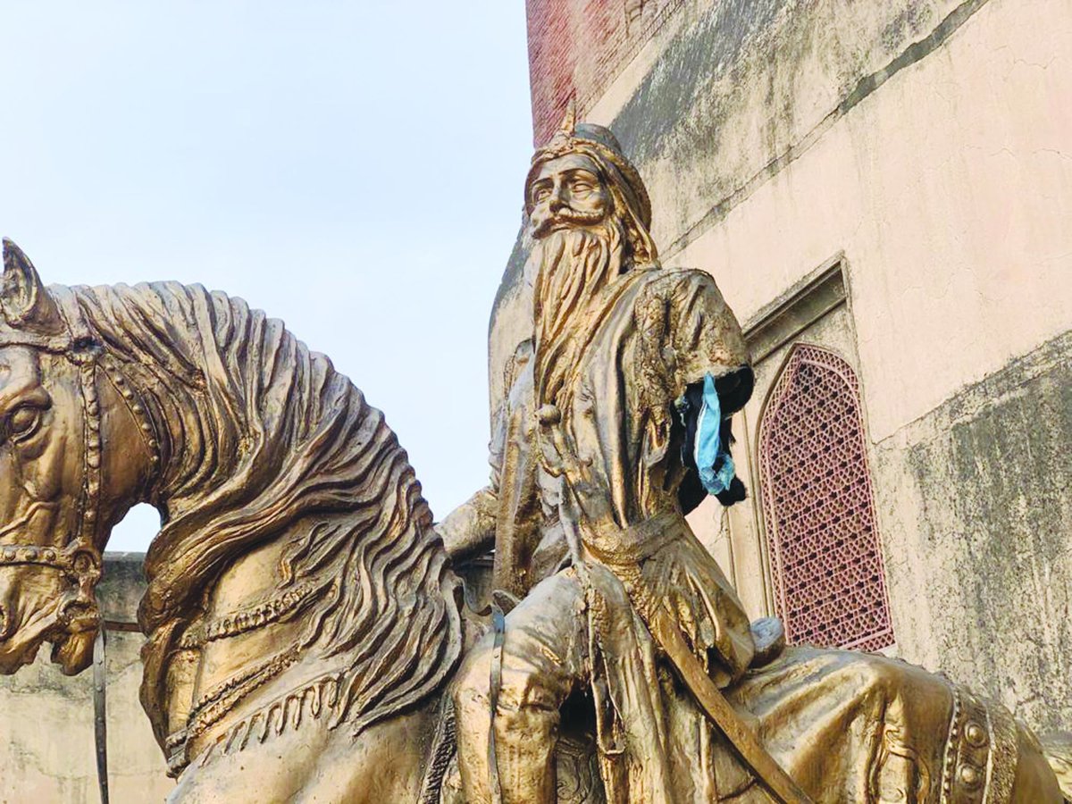 SouthAsiaPress's tweet photo. 🔴 ALERT 🇵🇰 #ExtremismWatch Statue of Punjab former ruler #RanjitSingh, located near his grave at Lahore Royal Fort vandalised reportedly by an Islamist man.

⚠️ Its not the first time its been attacked. Previously, police said it was also targeted "on basis of religious bias." https://t.co/udwXD1ZGLy