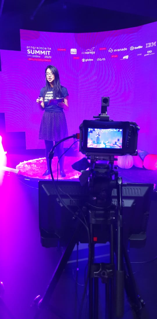 iana's tweet image. Gente, eu tô a própria Sandy Faustão com microfone e ficha de palco! ❤️ #PrograMariaSummit