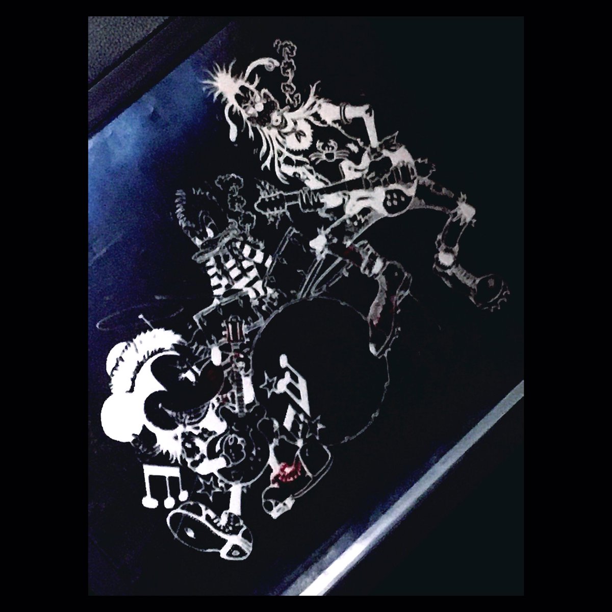 Ayer aterrizaron por @ccsmixandmastering este peligroso trío a pasar un rato, gracias a @disney por dejarlos salir de la cuarentena ⚡️🤘🏻⚡️
•
El rock y la distorsión van por dentro 
•
Negativo en acetato by @abrahamcangrejo 
•
#punkrock #rockandroll #indierock #disney