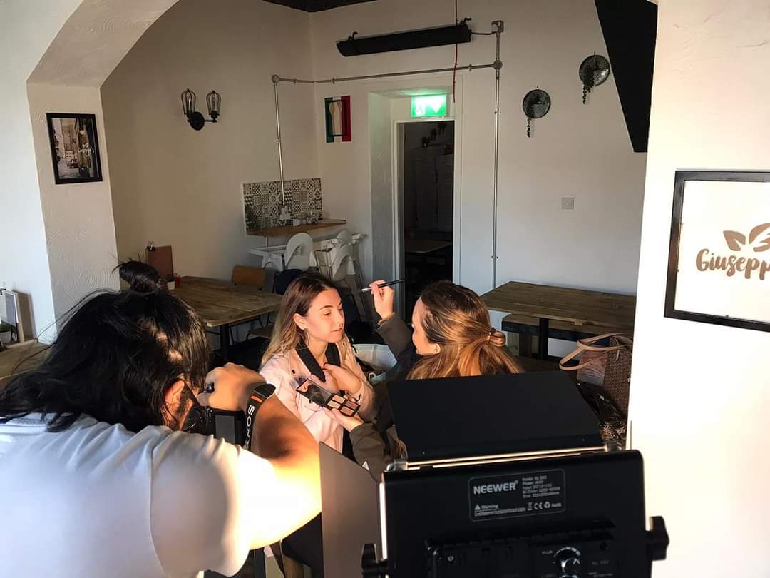 ChiaraaRossi's tweet photo. Un grandissimo grazie speciale a: 
Jorge Cariaga Medina per le foto 
😄👉👉👉 Instagram: @noise_ni
E a Katherine per il magnifico makeup💅
Grazie al bellissimo ristorante @giuseppe'spizzeria

Una Giornata speciale ⭐
.
Un altro lato! 🦅 🎧🌸🌈🦅 https://t.co/zzhgr4CYSd