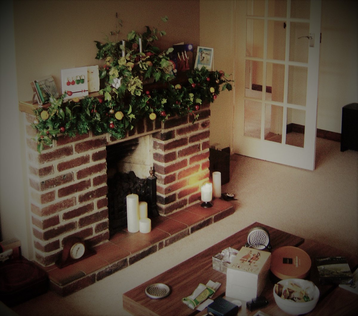 PearRaider's tweet photo. We have #Time; we don't usually put the #Decorations up until after the #WinterSolstice; #ChristmasEve tends to #SuitUs quite well... If we're #VeryLuckyAgain; #TheIceburg will #Flower #Again on #ChristmasDay and we might do #TheGuestRoom... | #WeShallSee... https://t.co/XT3ioIoTzH
