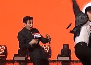 myloveyugy's tweet photo. *A jaebeom se le cae el celular*

Bambam: 😱
Youngjae: 😦
La chica: 😧
Jaebeom: 🕺🏻🕺🏻
@GOT7Official https://t.co/9BrKxuAkQ8