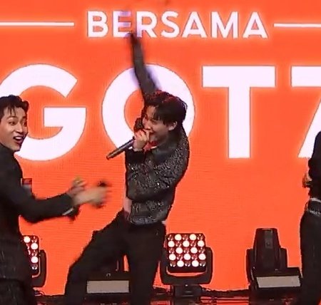 myloveyugy's tweet photo. *A jaebeom se le cae el celular*

Bambam: 😱
Youngjae: 😦
La chica: 😧
Jaebeom: 🕺🏻🕺🏻
@GOT7Official https://t.co/9BrKxuAkQ8
