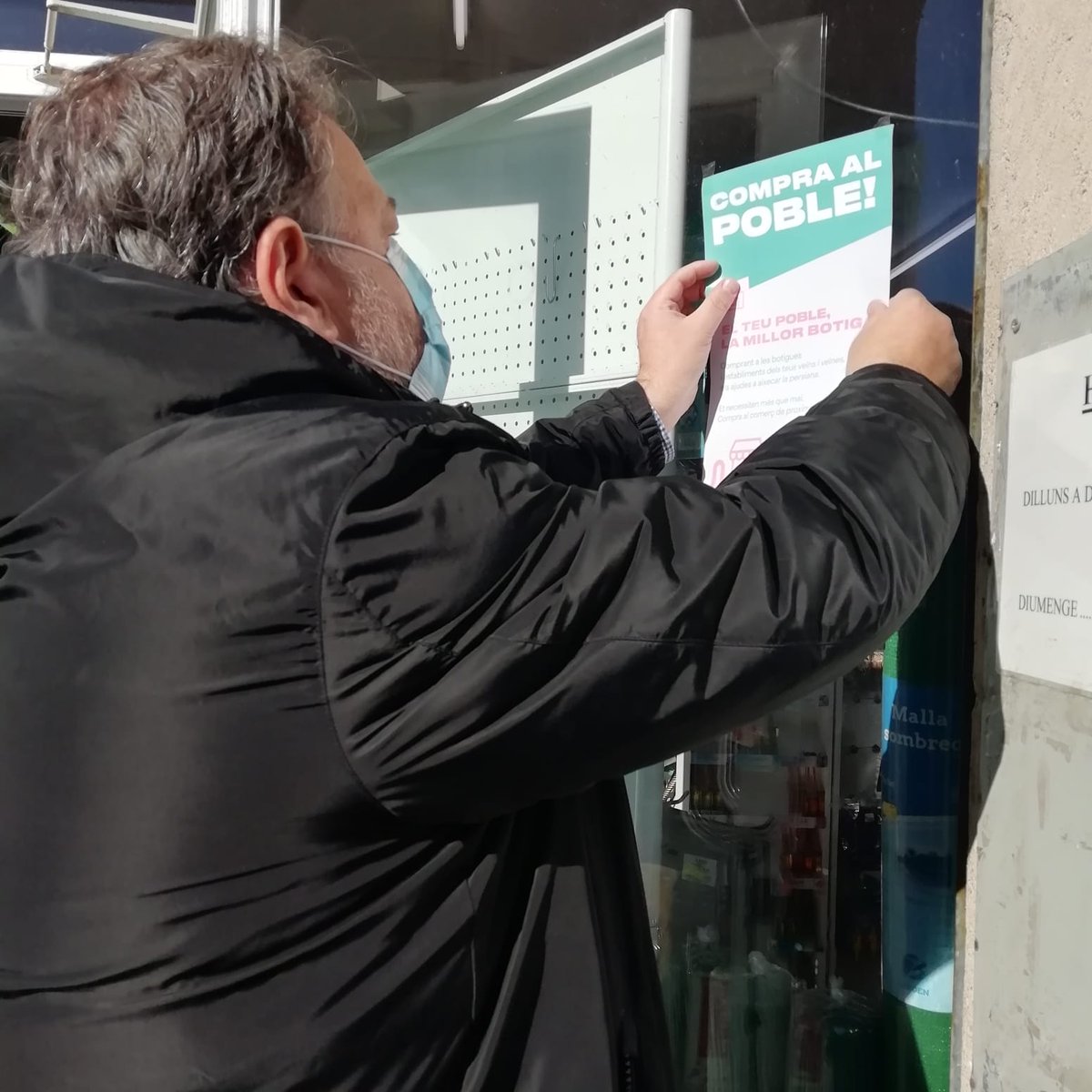 JuntsGirona's tweet photo. El teu poble, la millor botiga! 
Vilobí d'Onyar se suma a la campanya de @JuntsXCat per impulsar el comerç local! #compraalpoble https://t.co/hiEK5gjhaQ