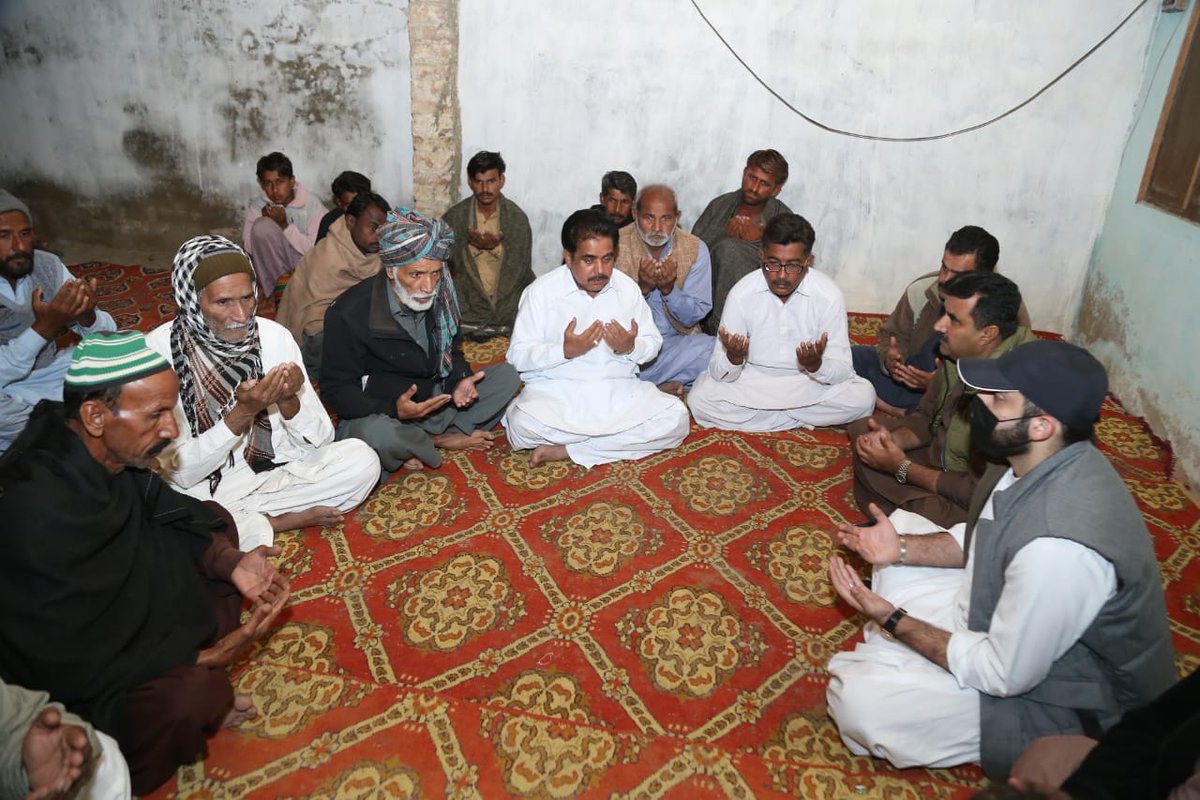 ZaminKaleri's tweet photo. Today @rawalsharjeel Sb offered condolence with Sipio Comuniti in Uc Moosa Khatian #HydRural #PS63. Along with Info Sect #HydRural @IsmaeelWassan Sb @aijazalikhos Sb & other Notables https://t.co/uTJR82rZ4W