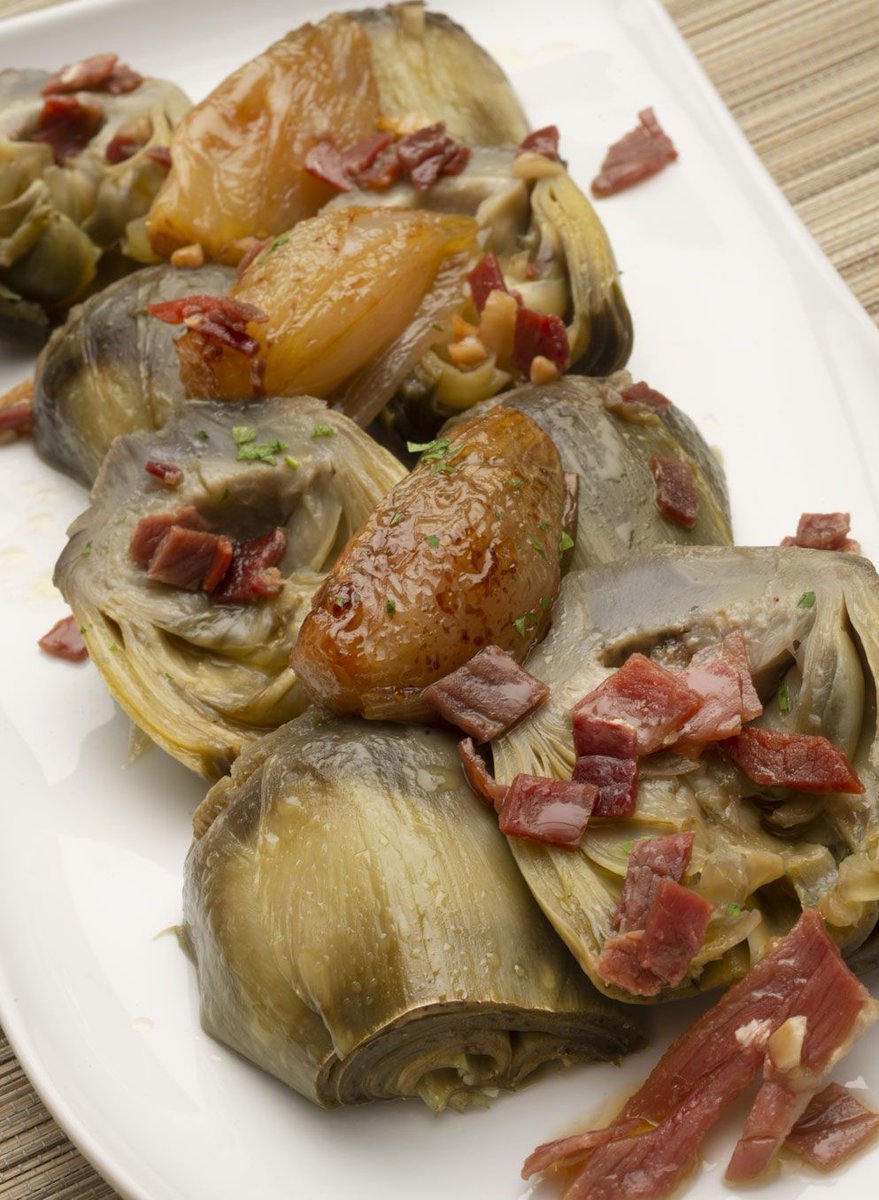 En #Manolo1934 se puede comer sano sin dejar de disfrutar de recetas deliciosas como nuestras #alcachofas naturales salteadas con jamón ¿Sabías que si las untas con limón antes de cocerlas evitarás que se ennegrezcan? El truco perfecto para que se vean más apetecibles 😜