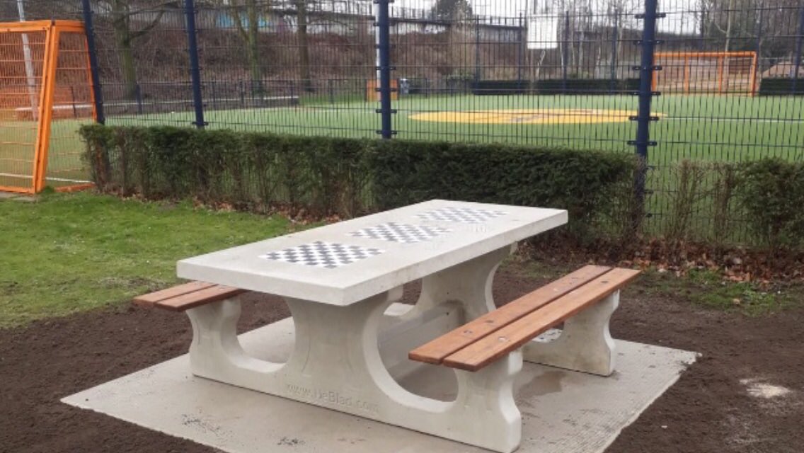 jmedinamolina's tweet photo. There are still a lot of kids that don’t play chess at home, at school or in a club. 

Once the kids see chess tables in parks and squares, they will want to play it. They will ask their parents to get a chess board and pieces♟. @leontxogarcia @FIDE_chess https://t.co/4toJo2B4bM