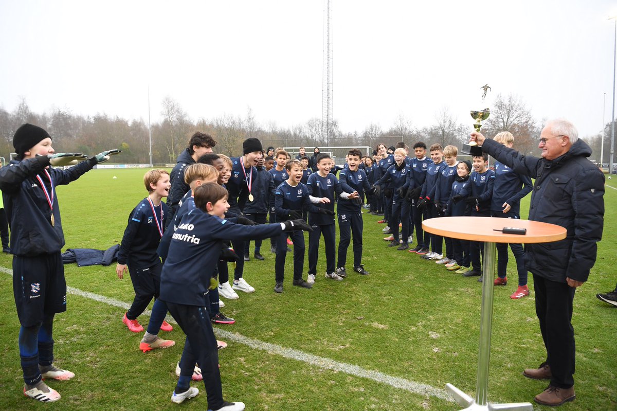 scHeerenveen's tweet photo. ⚽️ De O11 en O12 van @scH_Academie speelden de afgelopen weken een onderling ‘landentoernooi’. Vandaag wist Frankrijk de titel te pakken na een 3-2 overwinning op Spanje! Niemand minder dan Foppe reikte vervolgens de bokaal uit aan de trotse winnaars! 👏👏

🥇🇫🇷
🥈🇪🇸
🥉🇧🇷 https://t.co/JkRKJ0LTA5