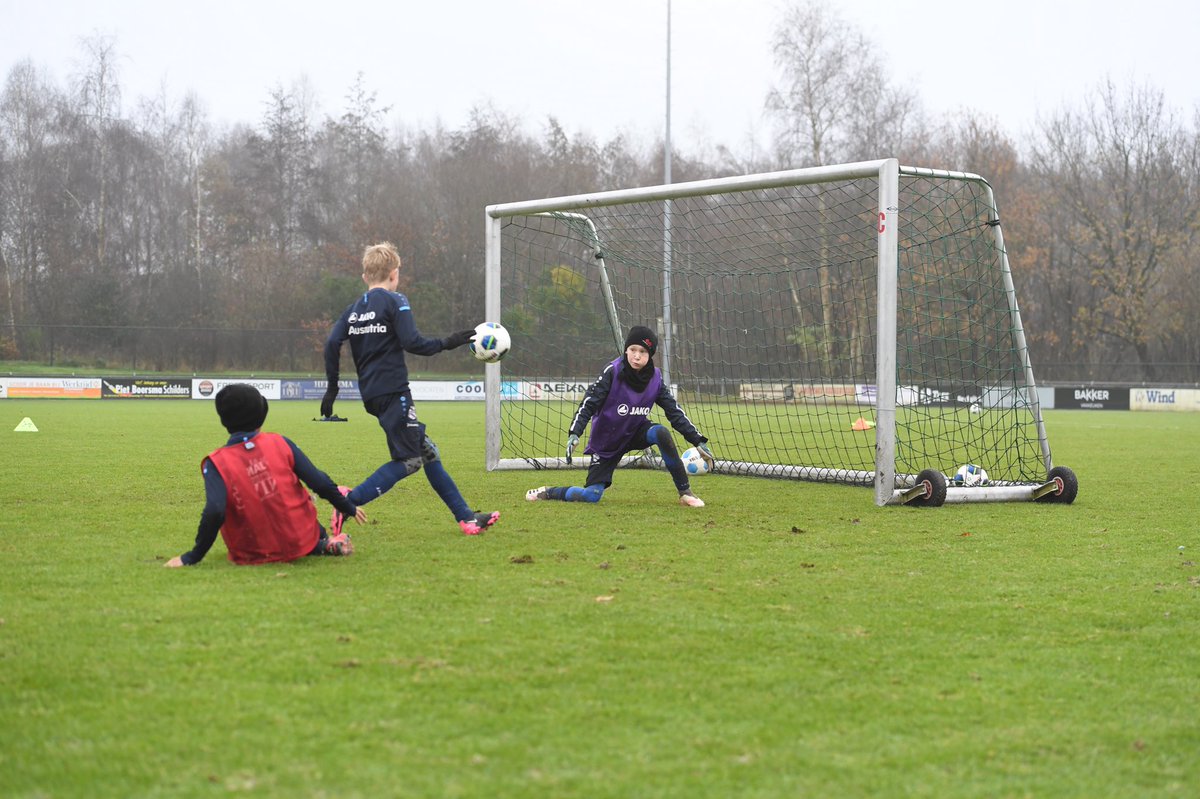 scHeerenveen's tweet photo. ⚽️ De O11 en O12 van @scH_Academie speelden de afgelopen weken een onderling ‘landentoernooi’. Vandaag wist Frankrijk de titel te pakken na een 3-2 overwinning op Spanje! Niemand minder dan Foppe reikte vervolgens de bokaal uit aan de trotse winnaars! 👏👏

🥇🇫🇷
🥈🇪🇸
🥉🇧🇷 https://t.co/JkRKJ0LTA5