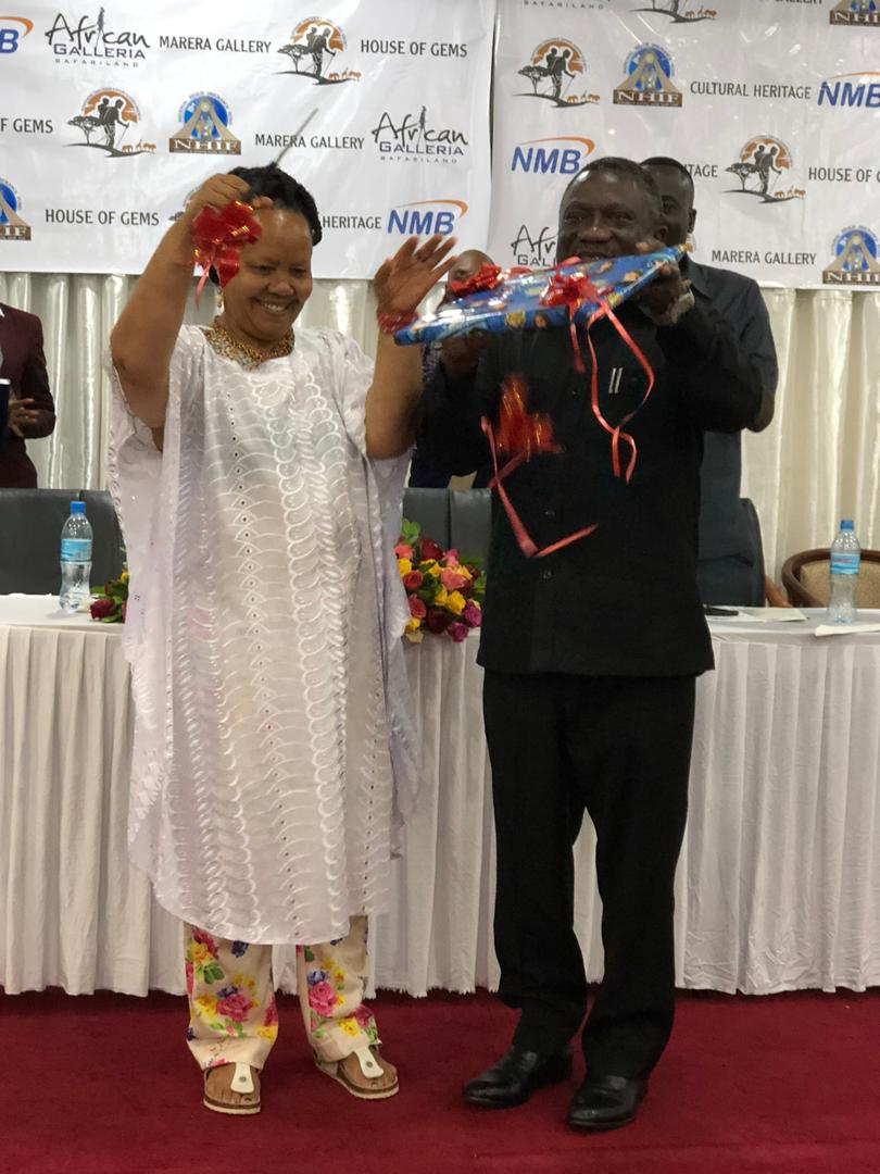 Jana Mkuu wa mkoa wa Arusha na Mkoa wa Kilimanjaro Tumezindua umoja wa waongoza watalii kanda ya Kaskazini. 

Hafla nzuri sana kwa ukuaji wa utalii Tanzania. Hongereni sana wana umoja. 

Imarisheni matangazo ya utalii wa ndani na nje.