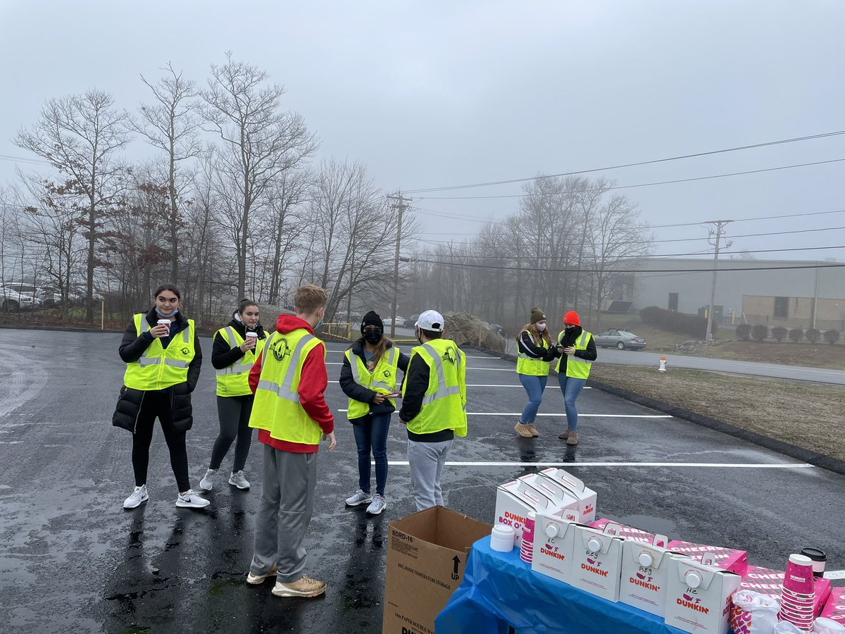 cyndicouto_3's tweet photo. FRPS community cleanup #grateful #studentsgivingback❤️ https://t.co/f4CJ35uGGh