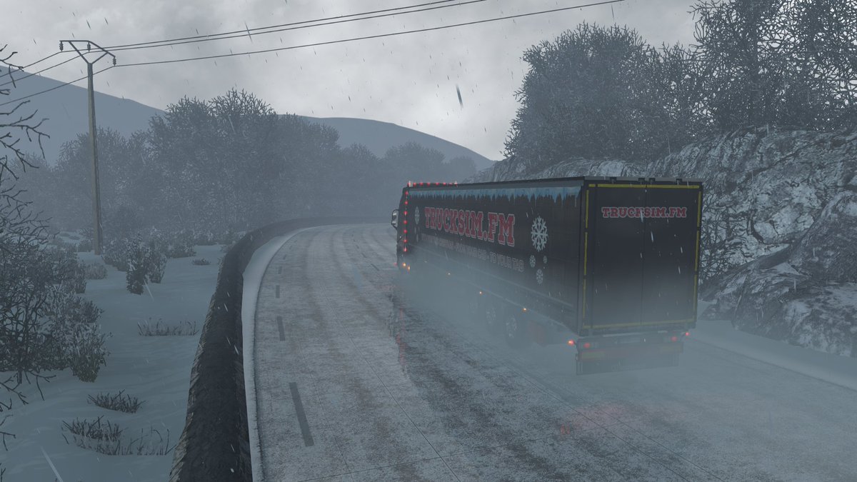 TruckSimFM's tweet image. Shortly crashed the truck after this screenshot was taken, was worth it though! Who would like this years Xmas trailer Mod? Comment Below! #ets2 #wintermod #volvo #scs #internetradio #mods #TSFM