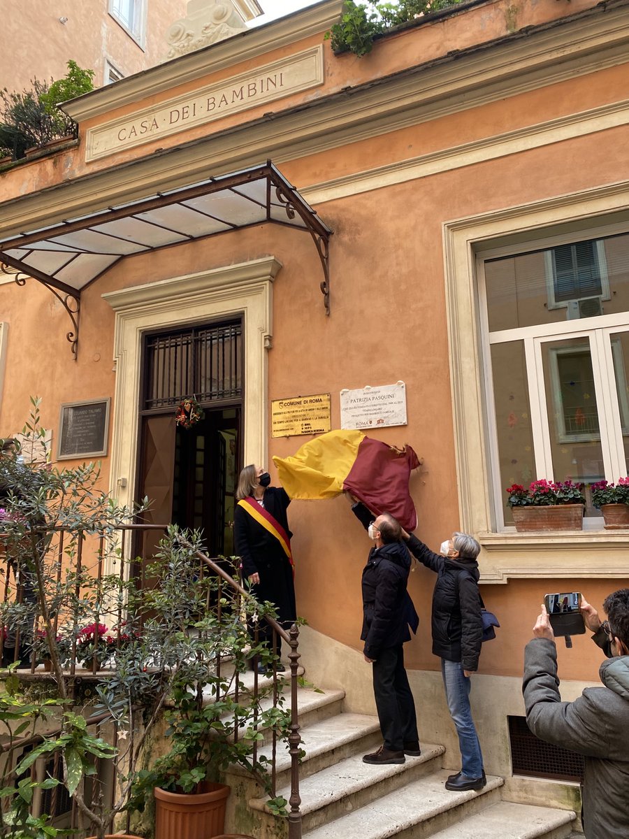 EnricoLetta's tweet photo. Un momento toccante oggi per bambini e genitori. ⁦@Sabrinalfonsi⁩ scopre, alla “casa dei bambini” a Testaccio la targa che ricorda Patrizia Pasquini fondatrice della straordinaria esperienza pedagogica di #TempoLineare. https://t.co/XeitQwt9zB